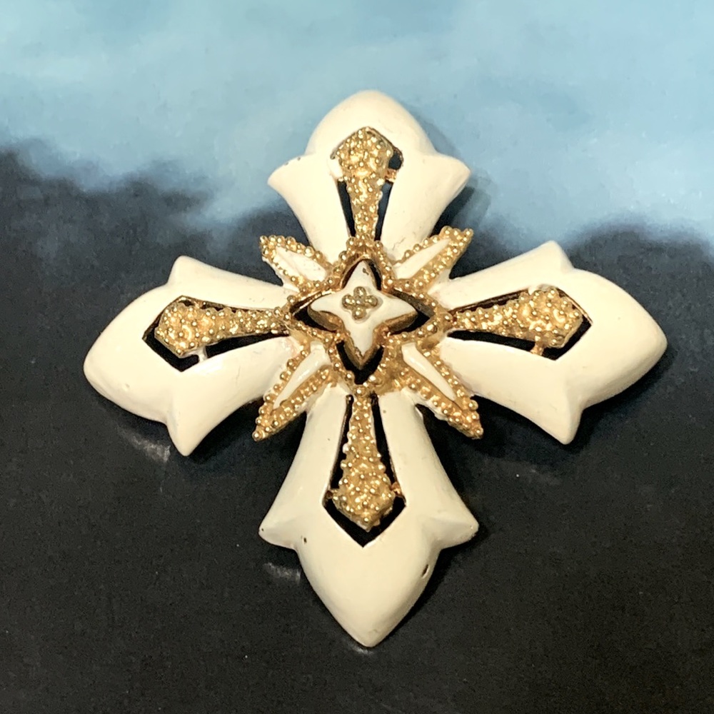 LISNER Maltese cross brooch gold cream